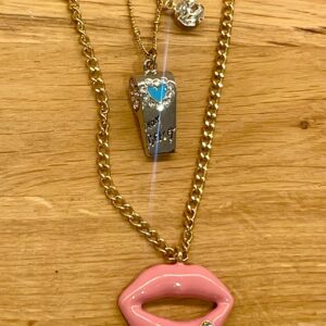 Betsey Johnson halsband