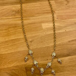 Diana multi döskalle halsband med massa bling.