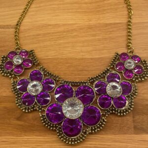 Monica halsband med lila blommor