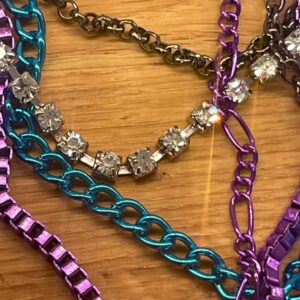 Candies långt halsband i många färger.