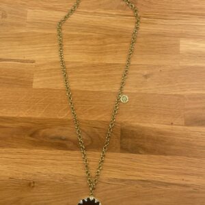 Olivia vackert långt halsband.