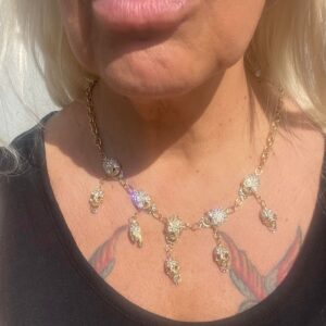 Diana multi döskalle halsband med massa bling.