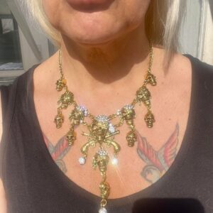 Mary halsband fullt med glittrande döskallar