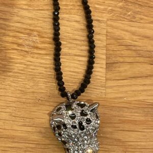 Tindra halsband med glittrigt leopard huvud.