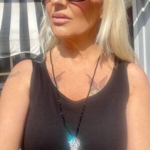 Tindra halsband med glittrigt leopard huvud.