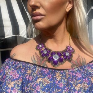 Monica halsband med lila blommor