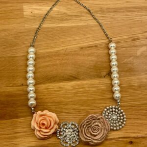 Pearl vackert halsband med blommor och pärlor.