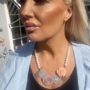Pearl vackert halsband med blommor och pärlor.