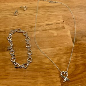 Vackert silver set m halsband,armband och örhängen.