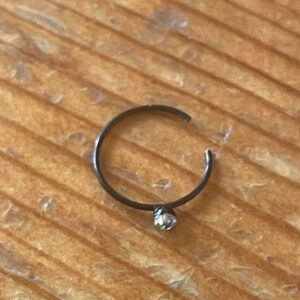 Fake piercing ring med bling sten