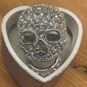 Snygg döskalle ring med swarovski kristaller