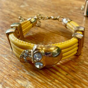 Tufft dödskallearmband med bling