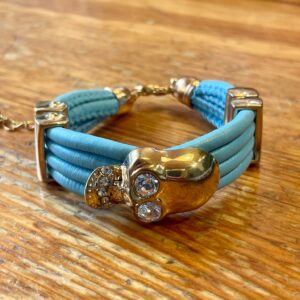 Tufft dödskallearmband med bling