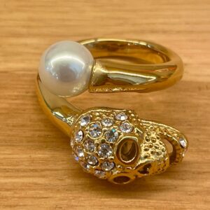 Snygg döskalle ring med swarovski kristaller och pärla