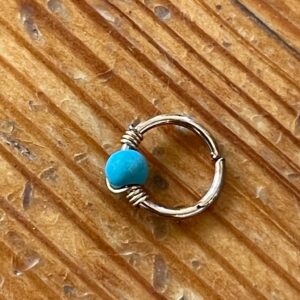 Fake piercing ring med blå sten