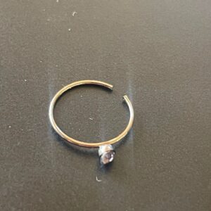 Fake piercing ring med lila sten