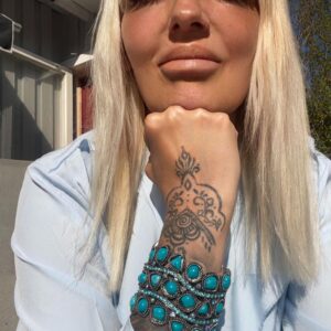 Luna armband med blå stenar.