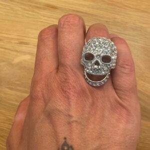 Snygg döskalle ring med swarovski kristaller