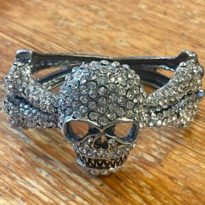Tufft dödskallearmband med mycket bling