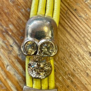 Tufft dödskallearmband med bling