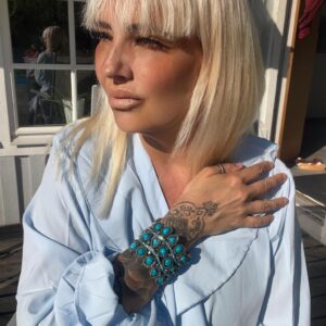 Luna armband med blå stenar.
