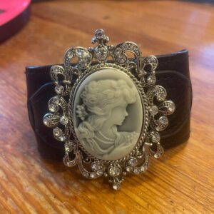 Came dam armband med strasstenar
