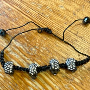 Tufft shamballa armband med döskallar