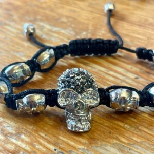 Tufft shamballa armband med döskallar