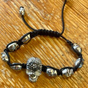 Tufft shamballa armband med döskallar