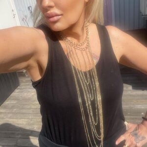 Christina långt guld halsband.