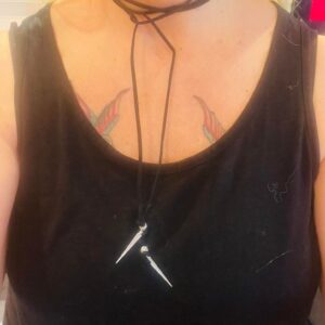 Lina tufft läderhalsband med silver ploppar.
