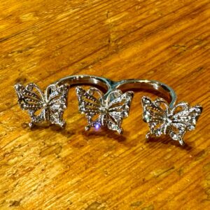 Snygg tvåfinger ring med fjärilar och bling