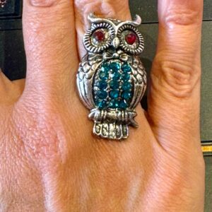 Snygg ring med uggla och bling
