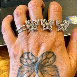 Snygg tvåfinger ring med fjärilar och bling