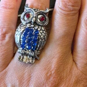 Snygg ring med uggla och bling